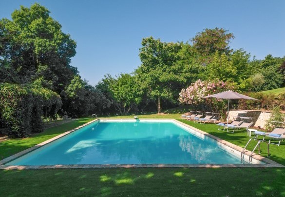La piscina ha forma rettangolare, con dimensioni di 8 x 16 m - Dolce Collina 