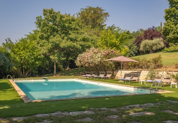 La piscina ha forma rettangolare, con dimensioni di 8 x 16 m - Dolce Collina 