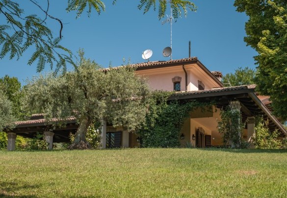 L’ampio portico – Dolce Collina