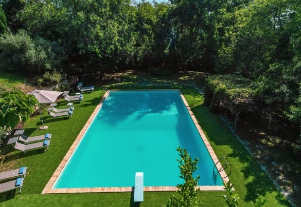 La piscina ha forma rettangolare, con dimensioni di 8 x 16 m - Dolce Collina 