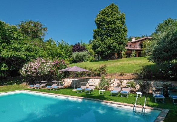La piscina si trova in posizione inferiore rispetto alla villa, ad una distanza di circa 50 m – Dolce Collina