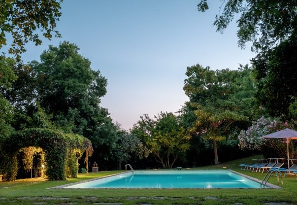 La piscina ha forma rettangolare, con dimensioni di 8 x 16 m - Dolce Collina 