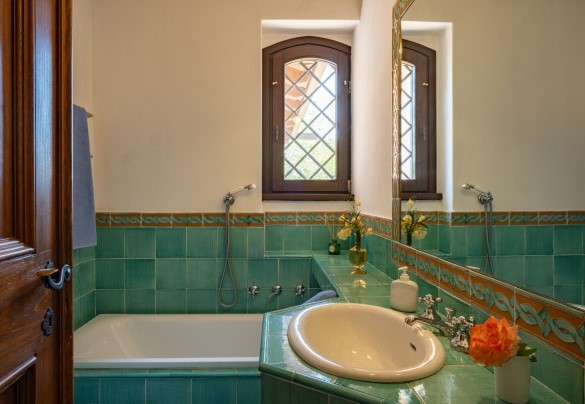 Bagno en suite con vasca n. 1 al piano rialzato – Dolce Collina