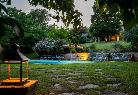 La piscina si trova in posizione inferiore rispetto alla villa, ad una distanza di circa 50 m – Dolce Collina