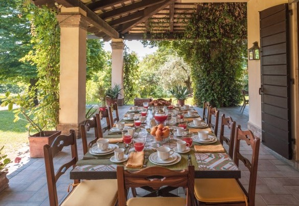 La zona pranzo esterna - Dolce Collina