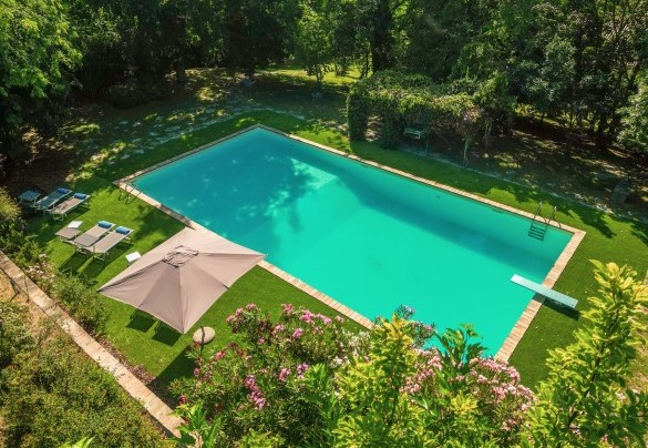 La piscina ha forma rettangolare, con dimensioni di 8 x 16 m - Dolce Collina 