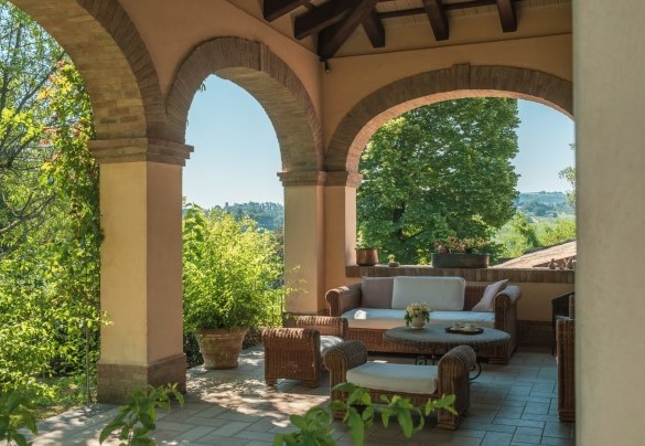 Il portico con zona relax – Dolce Collina
