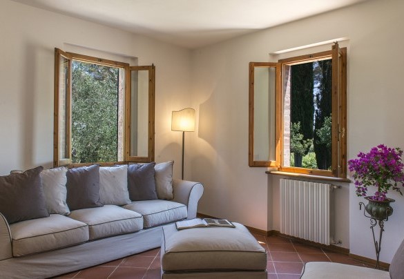Le sedute accanto al caminetto della sala da pranzo - Fattoria L'Olmo Rosso