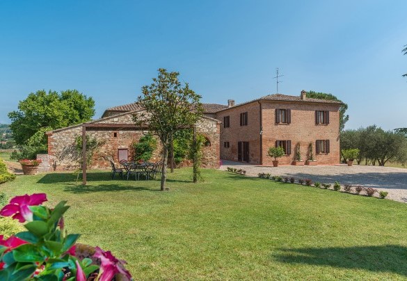 Il parco che cinge la villa si inserisce all’interno di un’azienda agricola di vaste estensioni - Fattoria L'Olmo Rosso