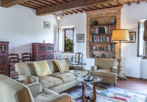 Il salotto dallo stile ricercato con caminetto al primo piano - Fattoria L'Olmo Rosso