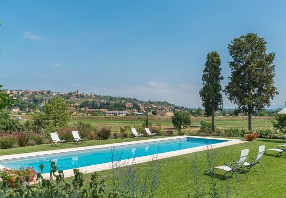 Il panorama mozzafiato della piscina - Fattoria L'Olmo Rosso