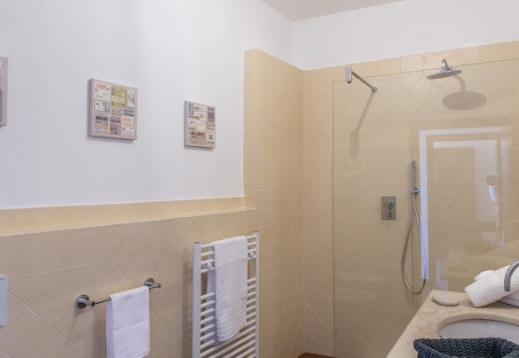 La grande doccia nel bagno al primo piano - Fattoria L'Olmo Rosso
