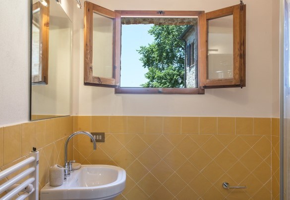 Il colorato bagno con doccia - Fattoria L'Olmo Rosso