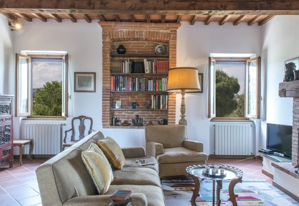 Il salotto dallo stile ricercato con caminetto al primo piano - Fattoria L'Olmo Rosso