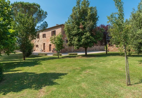 Il prato all'inglese che circonda la villa - Fattoria L'Olmo Rosso