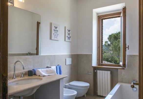 Il moderno bagno con vasca - Fattoria L'Olmo Rosso