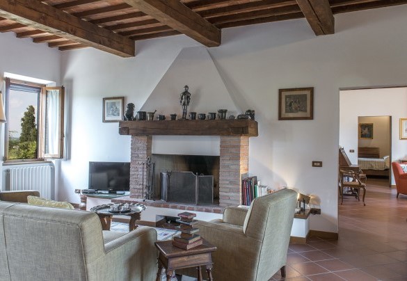 Il salotto dallo stile ricercato con caminetto al primo piano - Fattoria L'Olmo Rosso