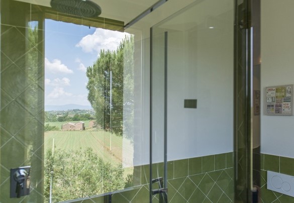 Il colorato bagno con doccia - Fattoria L'Olmo Rosso