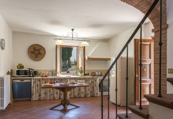 La cucina al piano terra dallo stile rustico - Fattoria L'Olmo Rosso