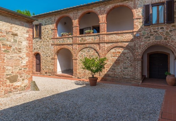 La corte interna della villa - Fattoria L'Olmo Rosso