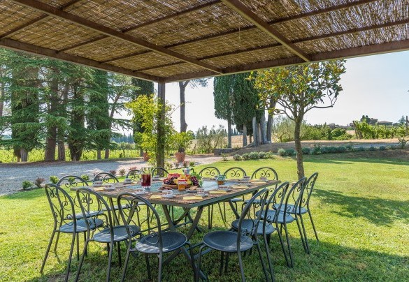 Un gazebo ombreggia il tavolo da pranzo all'aperto - Fattoria L'Olmo Rosso