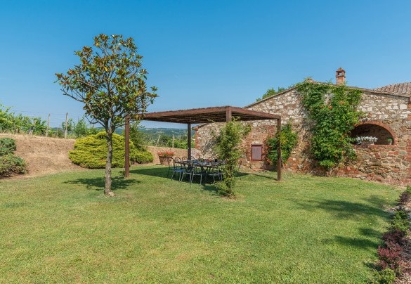 Un gazebo ombreggia il tavolo da pranzo all'aperto - Fattoria L'Olmo Rosso