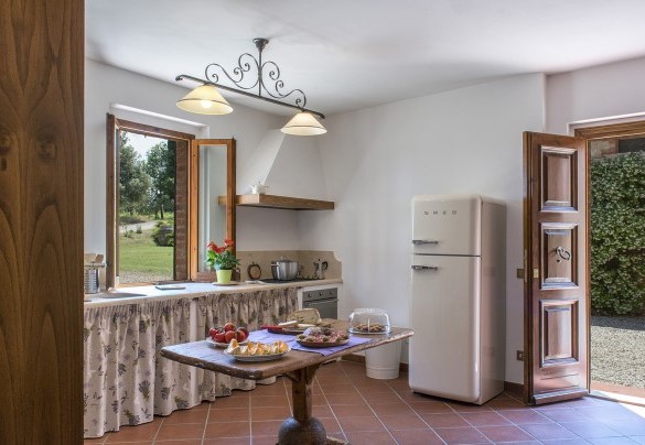 La cucina al piano terra dallo stile rustico - Fattoria L'Olmo Rosso