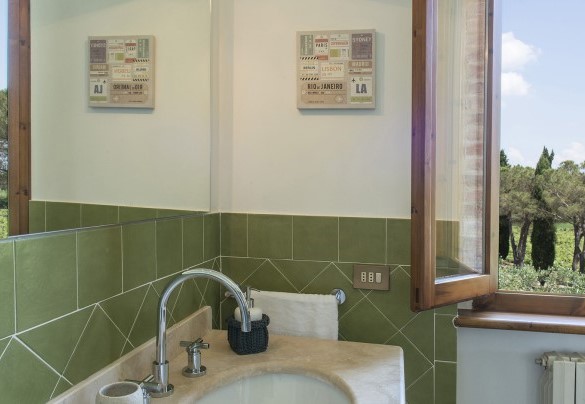 Il colorato bagno con doccia - Fattoria L'Olmo Rosso