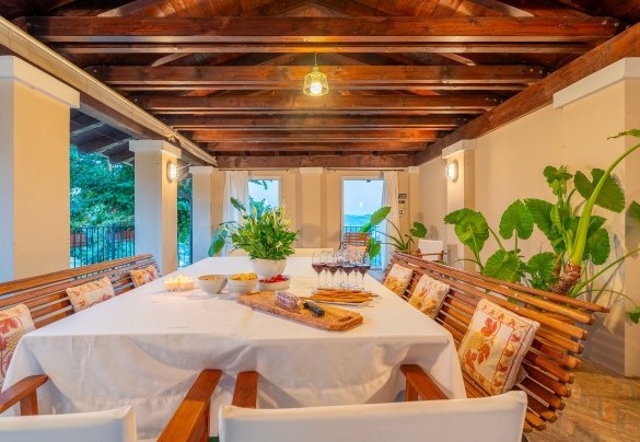 Aperitif on the veranda – Ferrero Country House