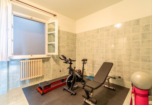 The fitness corner in the basement bathroom with shower – Ferrero Country House
