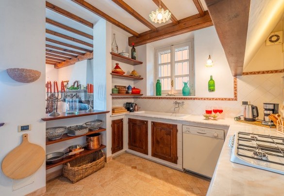 The large built-in kitchen in the tavern – Ferrero Country House