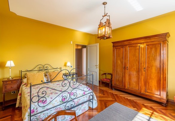 The spacious and bright bedroom no. 6 features a 137 cm wide bed – Ferrero Country House