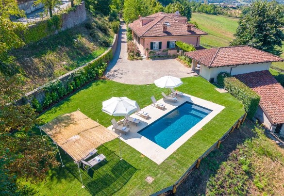 The swimming pool and sun deck – Ferrero Country House