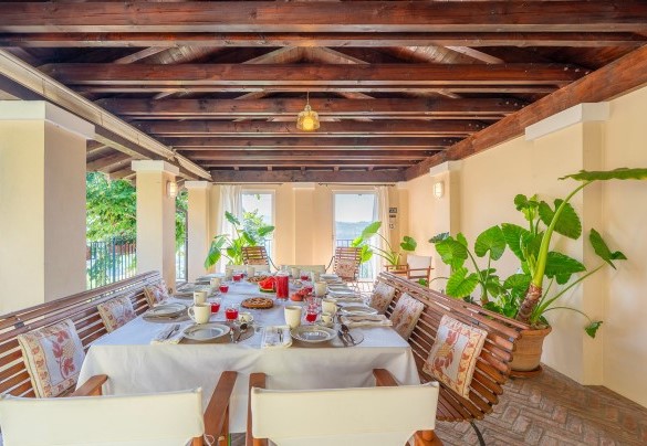The covered outdoor dining area – Ferrero Country House
