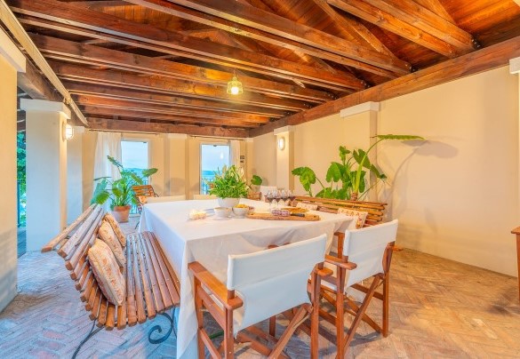 The covered outdoor dining area – Ferrero Country House