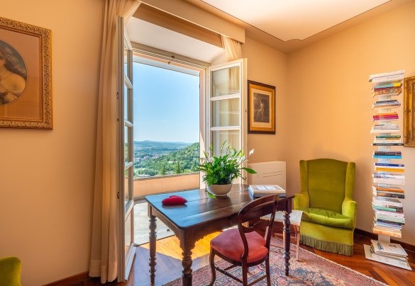 The elegant desk in double bedroom no. 3 – Ferrero Country House