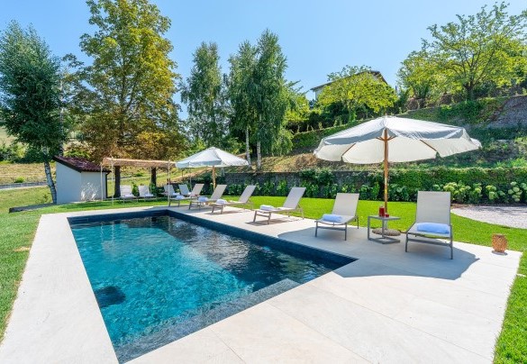 The beautifully manicured lawn surrounds and embraces the swimming pool and sun deck – Ferrero Country House