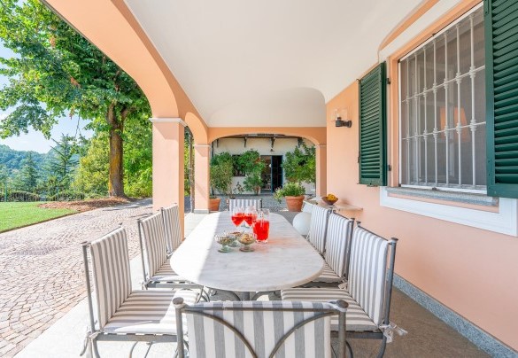 The porch, a perfect retreat during the hottest hours of the day – Ferrero Country House