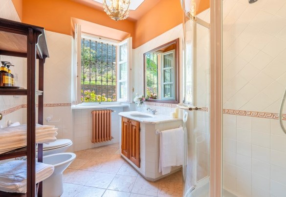 Bathroom with shower no. 2 – Ferrero Country House