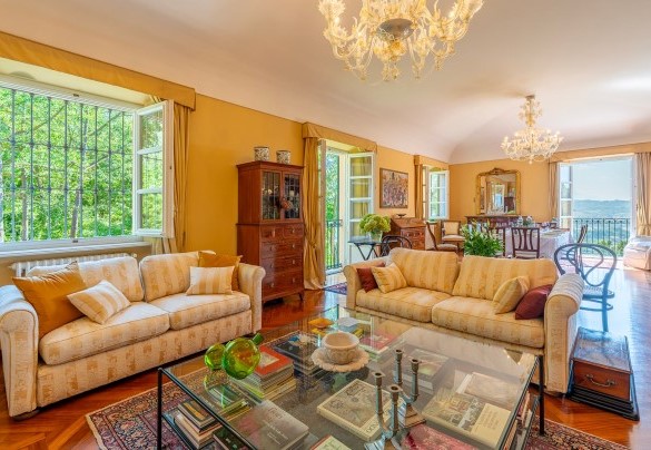 Living room with ornamental fireplace - Ferrero Country House