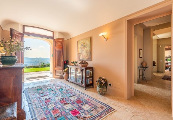 The spacious and light-filled entrance on the lower ground floor – Ferrero Country House