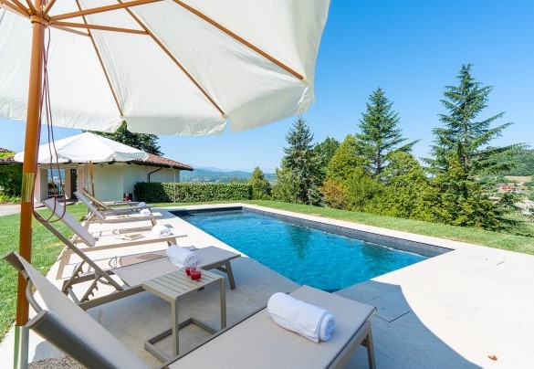 The sun deck is equipped with sun loungers and umbrellas – Ferrero Country House