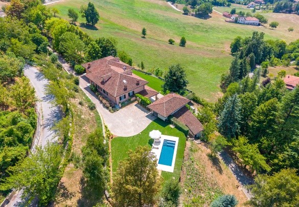 Its elevated position overlooks the valley – Ferrero Country House