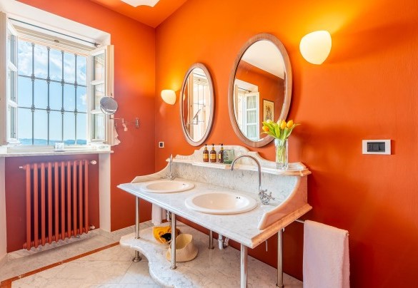Bathroom with bathtub and shower no. 3 – Ferrero Country House