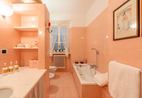 Bathroom with bathtub no. 4 – Ferrero Country House