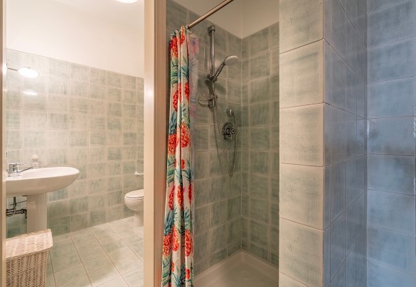 Basement bathroom with shower and fitness corner – Ferrero Country House