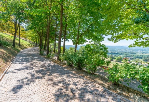 The entrance path – Ferrero Country House