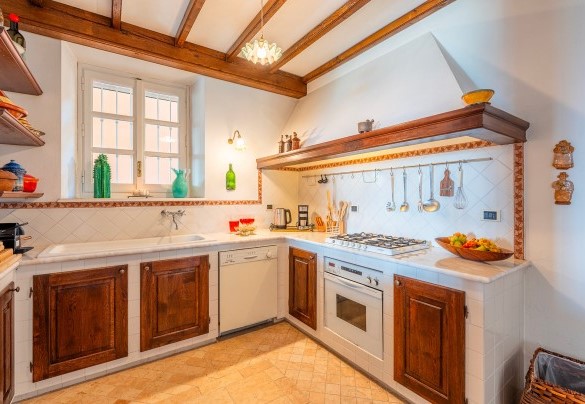 The large built-in kitchen in the tavern – Ferrero Country House