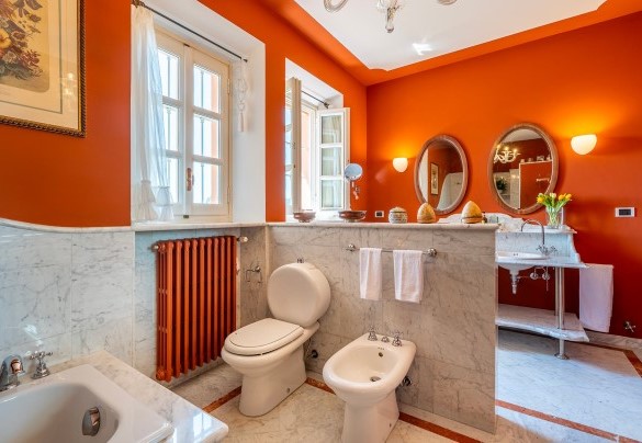 Details of the bathroom with bathtub and shower no. 3 – Ferrero Country House