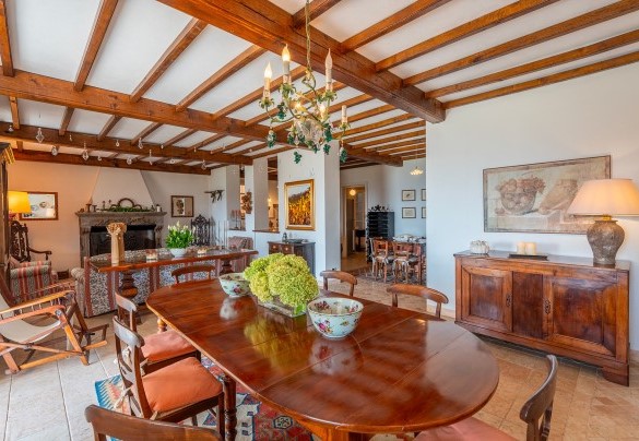 The spacious tavern features a beautiful living area and a dining area – Ferrero Country House
